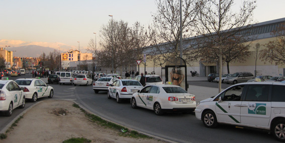 Taxistas granadinos paran su servicio para reivindicar más seguridad
