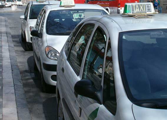 Taxis trasladarán gratis a mayores de un barrio de Granada