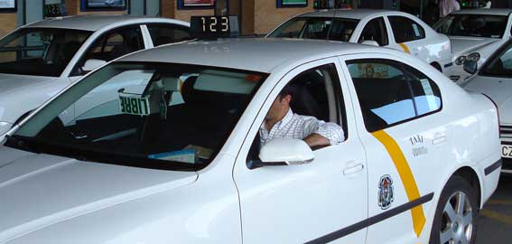 Tres taxis sevillanos sufren sabotajes en el aeropuerto