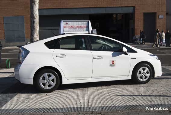 La publicidad exterior a prueba en los taxis de Zaragoza