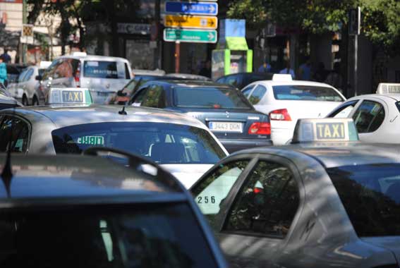 El taxi se opone frontalmenta a la liberalización y amenaza con movilizaciones