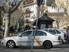 Sevilla cobrará una tasa a los taxis por “reserva de espacio en las paradas”
