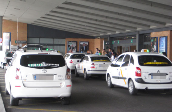 La Policía Nacional interviene en el conflicto de taxistas sevillanos