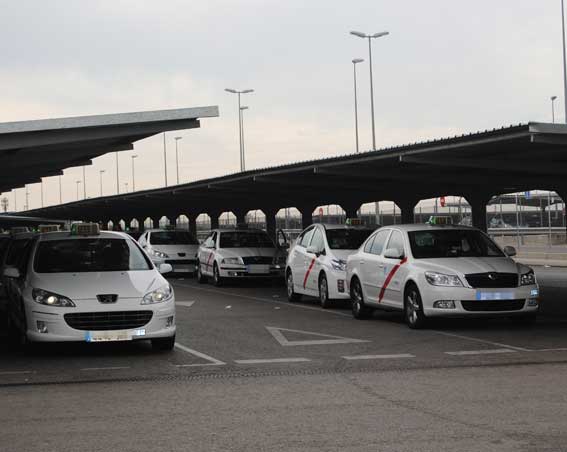 La bolsa de taxis de Barajas, escenario de un crimen