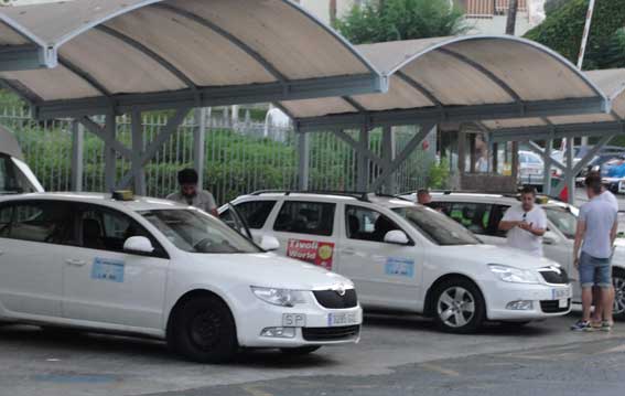 Taxistas uniformados en Benalm�dena