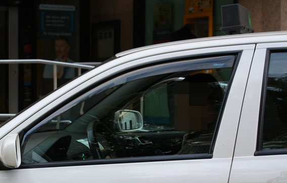 Unos ladrones presionan a un taxista con una foto de su hijo