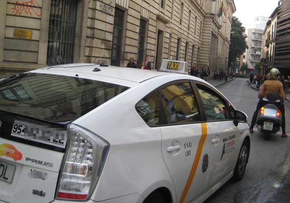 Imputados nueve taxistas por supuestas amenazas en el aeropuerto
