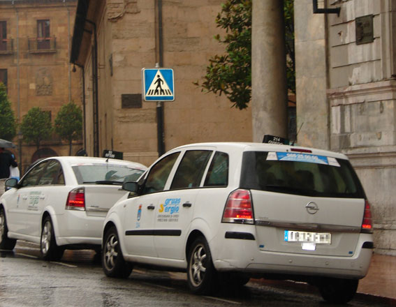 Asalariados de Oviedo califican el taxi de “oligopolio”