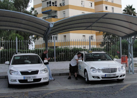 Fuengirola apoya al taxi en el conflicto del aeropuerto