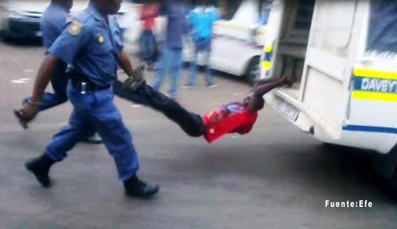 Ocho policías acusados de matar a un taxista en Sudáfrica