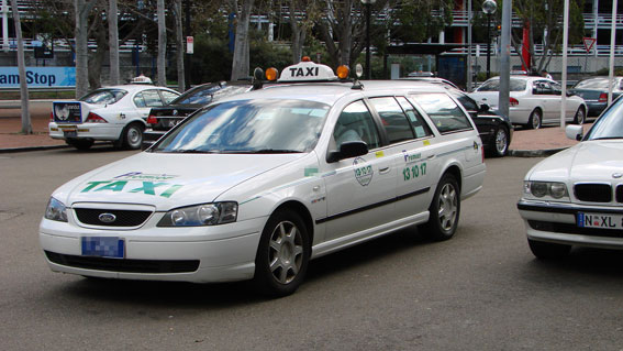 El peor taxista del mundo es agresivo, incompetente y maleducado
