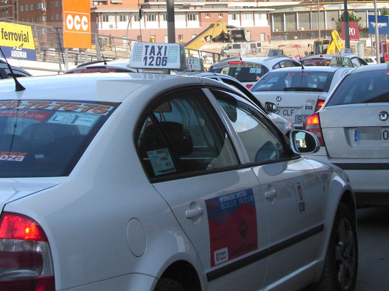 Los taxistas de Zaragoza contin�an criticando el tranv�a