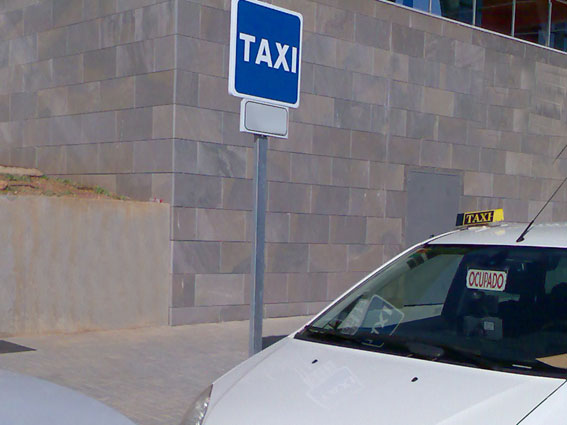 El taxi de Antequera se suma a la campaña contra la violencia de género