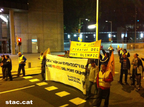 Un centenar de taxistas contra los piratas en Barcelona
