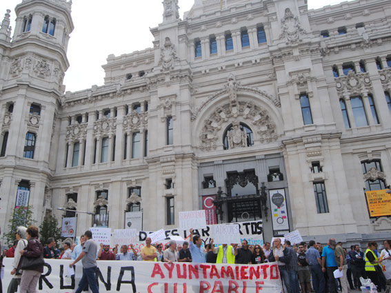 Nueva protesta frente al Ayuntamiento madrileño