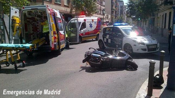 Muy grave un motorista tras colisionar con un taxi