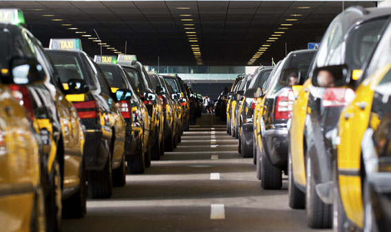 Detenido un taxista por estafar a varios turistas