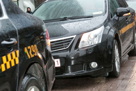 Investigan 23 violaciones cometidas por falsos taxistas en Bruselas