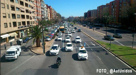 Cientos de taxistas recorren Valencia en contra de las ilegalidades