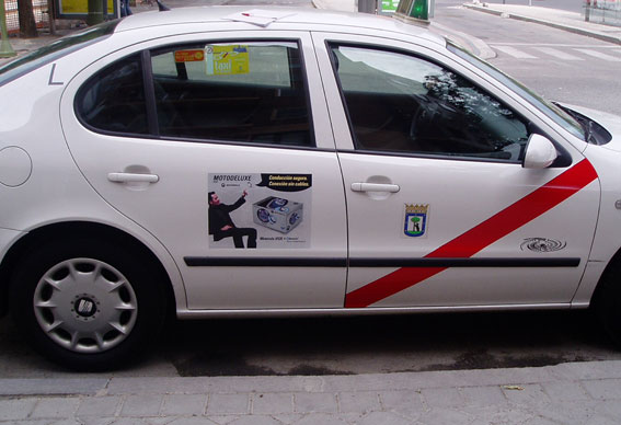 La CAM autoriza la publicidad exterior en los taxis de la región
