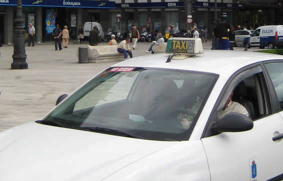 Dos jóvenes atracan a un taxista en A Coruña
