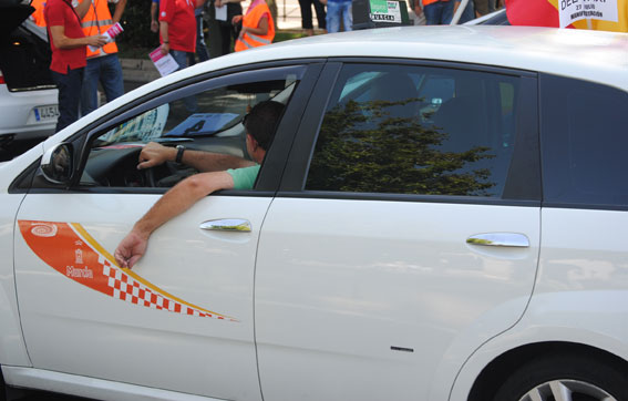 Taxistas de Murcia denuncian por coacción al Ayuntamiento