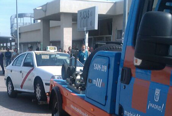 La Policía inmoviliza un taxi en la T4 por carecer de documentación