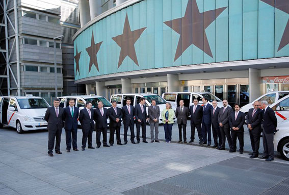 El presidente de la CAM presenta la nueva flota de taxis de 7 plazas