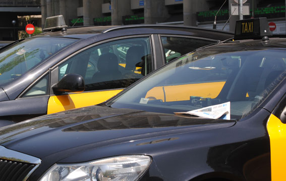 El taxi recibe el apoyo de la Generalitat en su lucha contra Uber