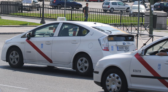 Un taxista devuelve una cartera con más de 3.200 euros