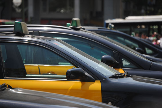 La Mesa del Taxi aplaza las movilizaciones contra el pirateo