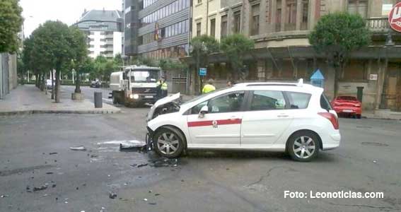 Colisión entre un coche y un taxi deja dos heridos en León