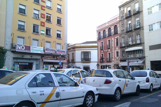 Polémica con el calendario del taxi de Sevilla para 2018
