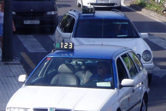 El taxi de Santa Cruz de Tenerife dividido en su protesta del 13-O