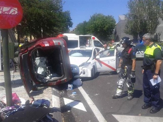 Cuatro heridas al chocar un turismo contra un taxi