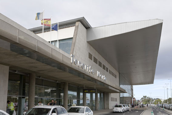 El taxi, harto del intrusismo en el aeropuerto de Tenerife