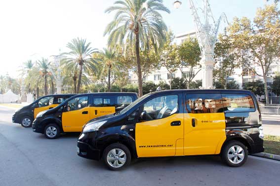 Se entregan en Barcelona taxis Nissan e-NV200