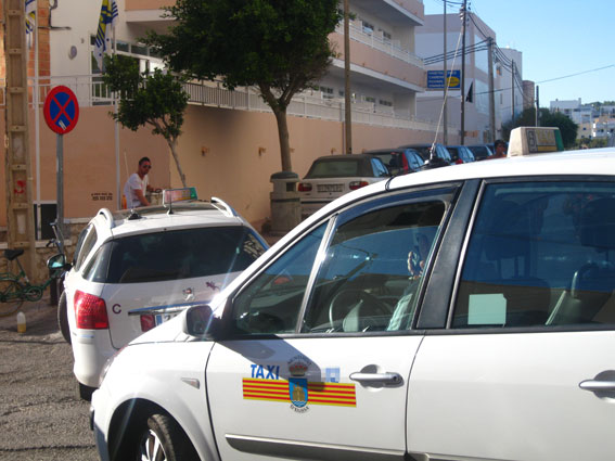 Los taxistas reclaman el acceso al puerto de Ibiza