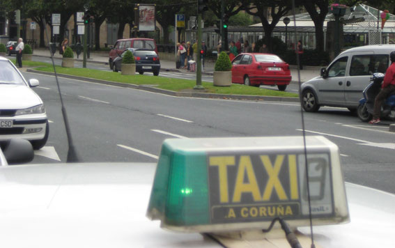 Los taxistas de A Coruña, molestos con la tardanza en el cobro de bonos