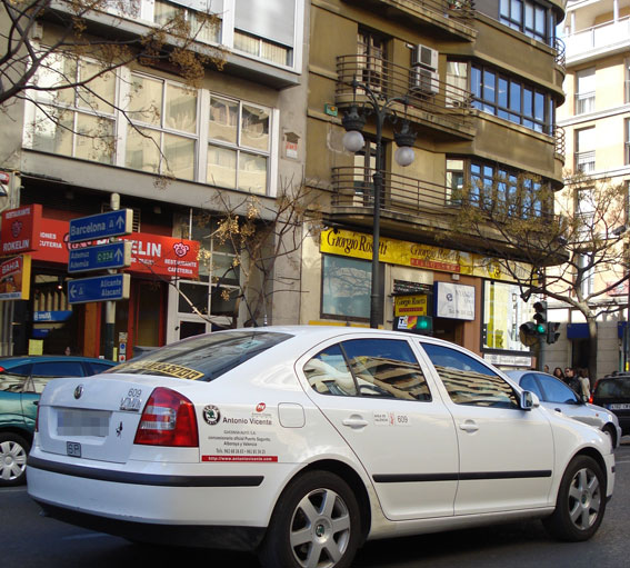 Taxistas darán clase a la policía sobre cómo detectar ‘ilegales’