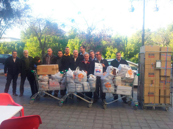 Taxistas valencianos entregan alimentos y juguetes para los más necesitados