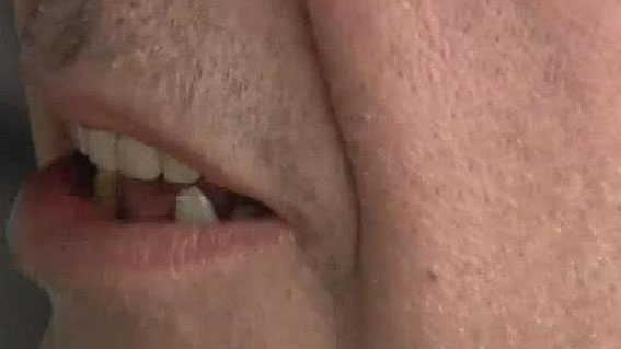 Un pirata arranca tres dientes a un taxista en Barajas