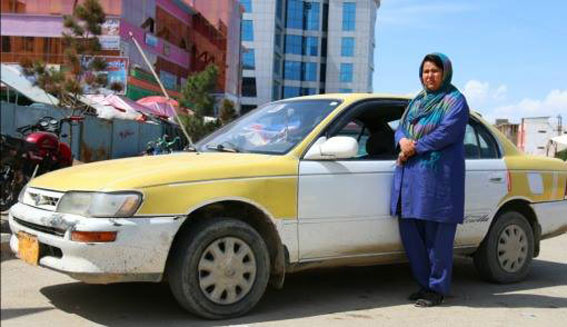 Sara Bahai, primera taxista en Afganistán