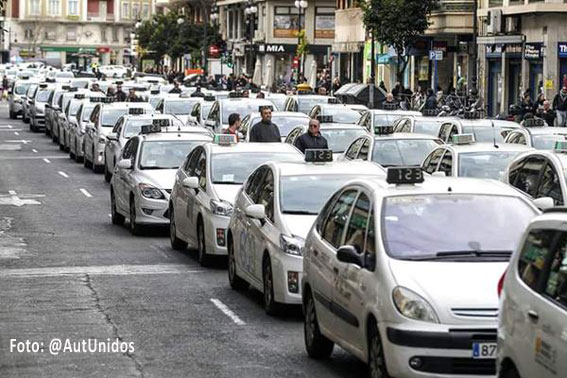 Valencia clama contra la corrupción en el taxi