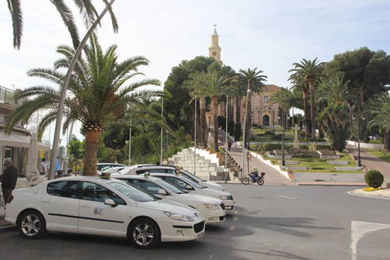 Granada presenta su apuesta por el taxi turístico