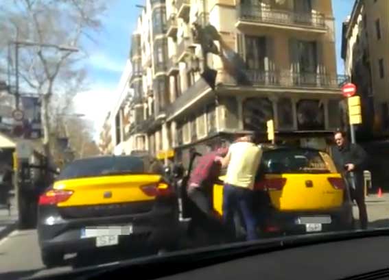 Pelea de taxistas en plena rambla barcelonesa