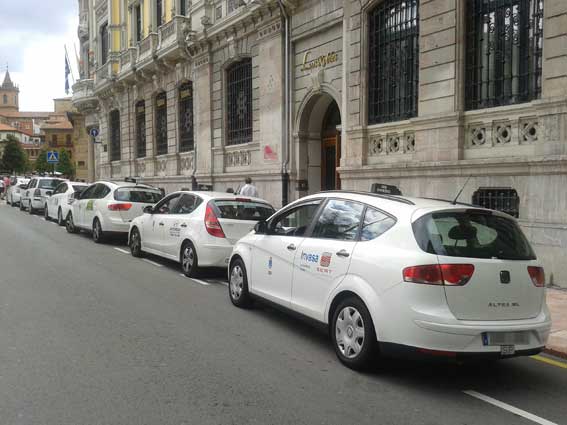 Taxistas de Oviedo denuncian una bajada de ingresos del 30%
