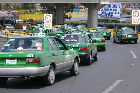 Ciudad mexicana retira 130 taxis por antiguos