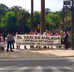 Taxistas protestan contra la ordenanza frente al Ayto.