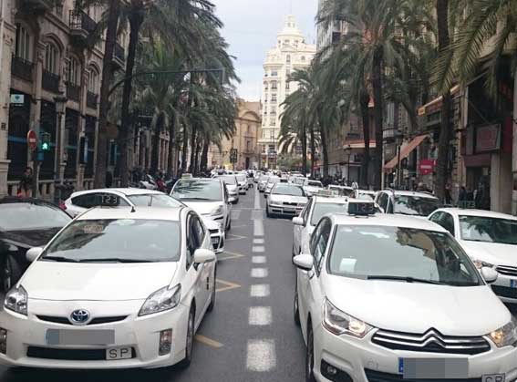 El taxi culpa a Ribó del tráfico en Valencia